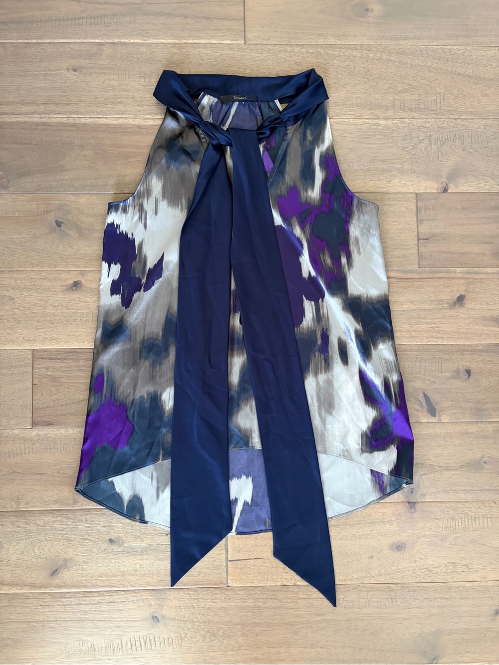 Tahari Sleeveless halter neck with a draped tie-neck/scarf accent Small